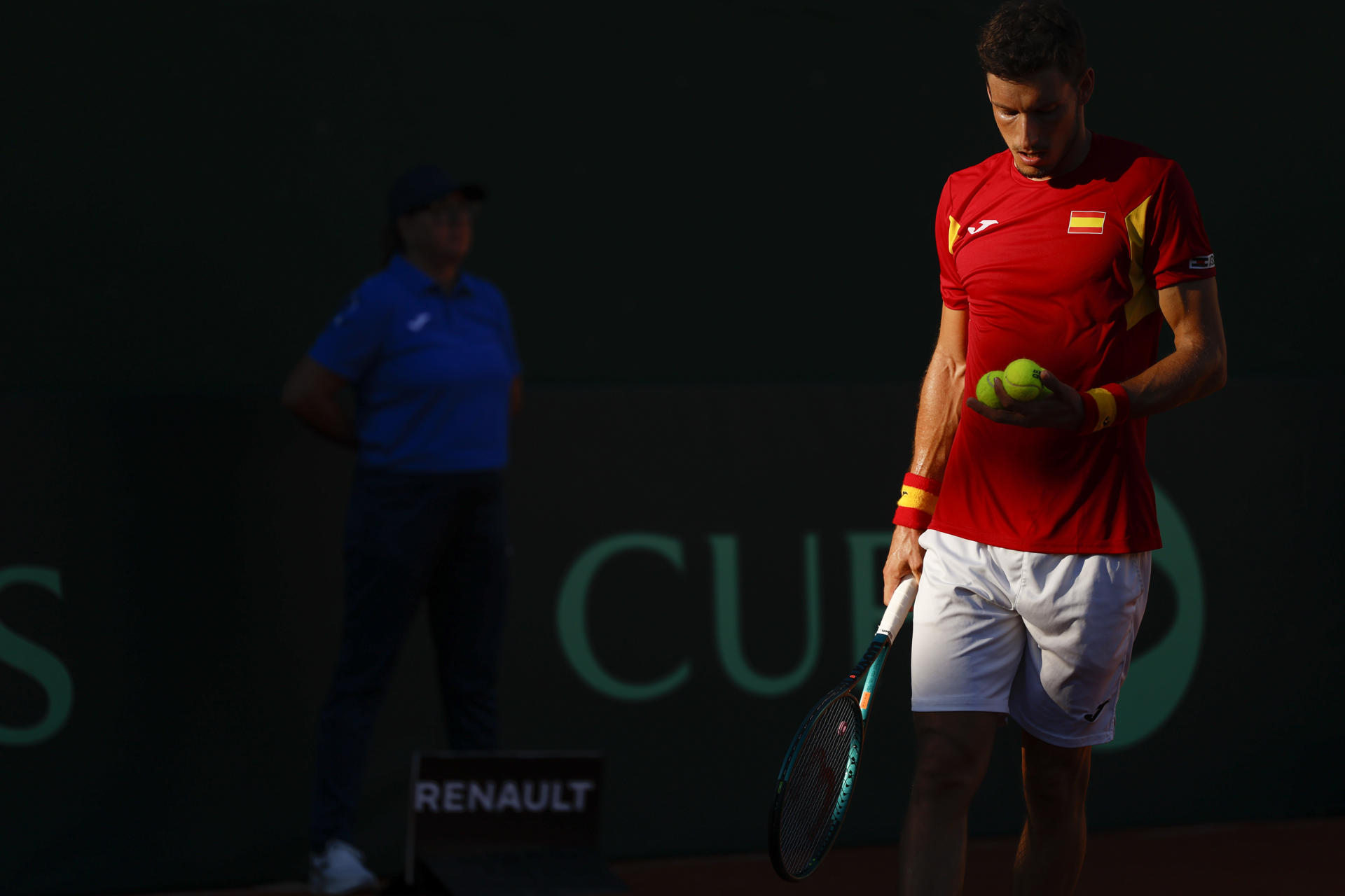 El español Pablo Carreño durante el partido de Copa Davis ante el danés Elmer Moeller disputado este domingo en el club de tenis Puente Romano en Marbella.- EFE/ Jorge Zapata
