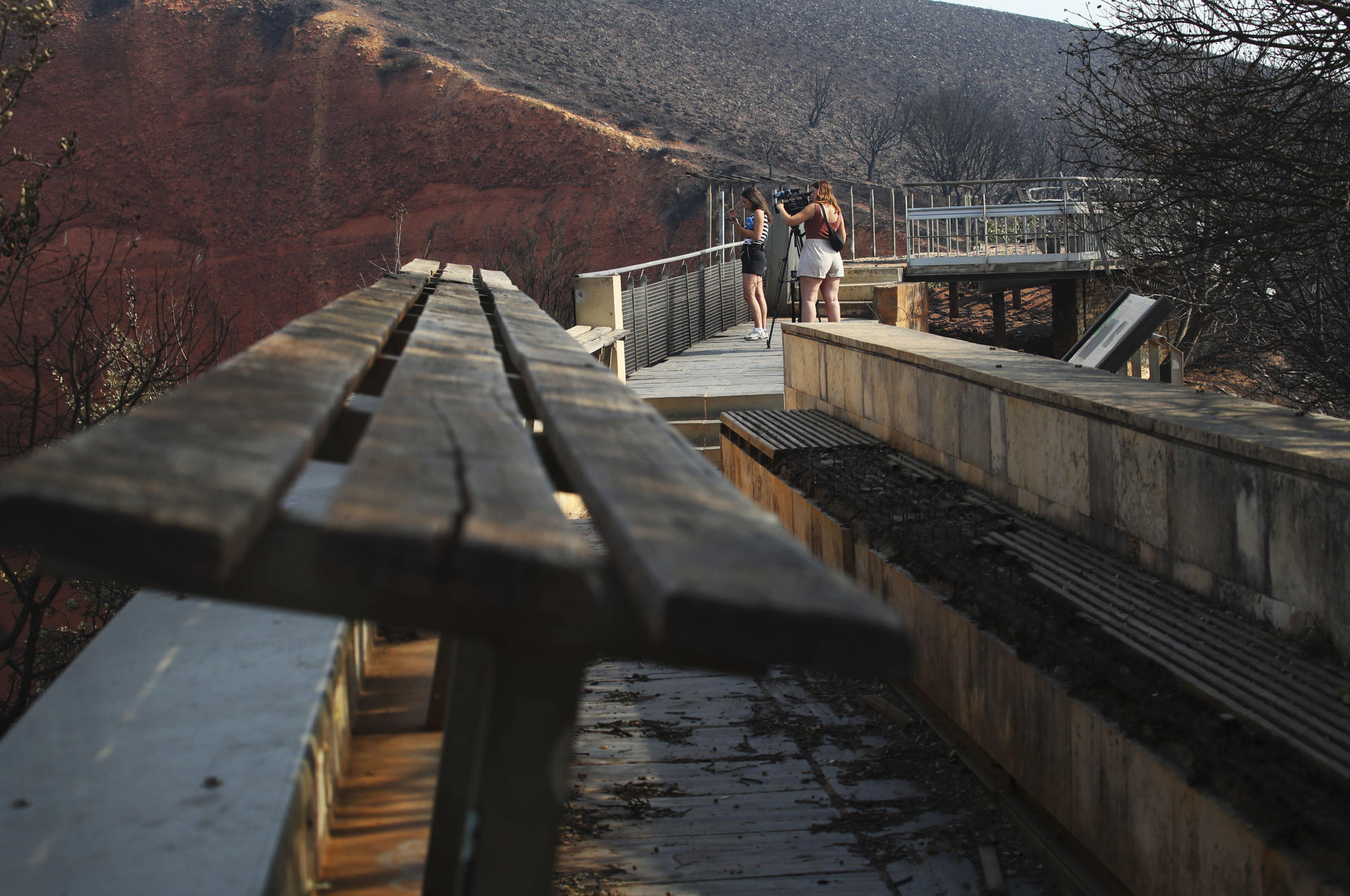 En la imagen de archivo, aspecto del Mirador de Orellán, una de las infraestructuras afectadas por el incendio en Las Médulas, Orellán y Carucedo. EFE/Ana F. Barredo