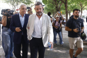 El expresidente del FC Barcelona Sandro Rosell, junto a su abogado Pau Molins (i), a su salida de la Ciudad de la Justicia de Barcelona donde ha declarado como investigado ante la jueza del caso Negreira, que pretende aclarar el motivo de los más de 7 millones de euros que el exvicepresidente del Comité Técnico de Árbitros (CTA), José María Enríquez Negreira, recibió del FC Barcelona entre 2001 y 2018, en una jornada en la que también ha tomado declaración como investigado al expresidentes del Barça Josep Maria Bartomeu. EFE/Quique García