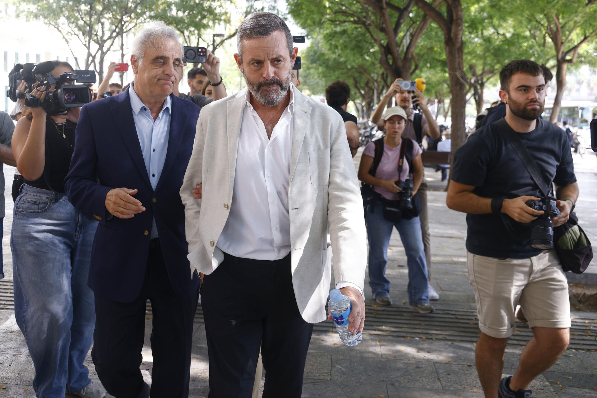 El expresidente del FC Barcelona Sandro Rosell, junto a su abogado Pau Molins (i), a su salida de la Ciudad de la Justicia de Barcelona donde ha declarado como investigado ante la jueza del caso Negreira, que pretende aclarar el motivo de los más de 7 millones de euros que el exvicepresidente del Comité Técnico de Árbitros (CTA), José María Enríquez Negreira, recibió del FC Barcelona entre 2001 y 2018, en una jornada en la que también ha tomado declaración como investigado al expresidentes del Barça Josep Maria Bartomeu. EFE/Quique García
