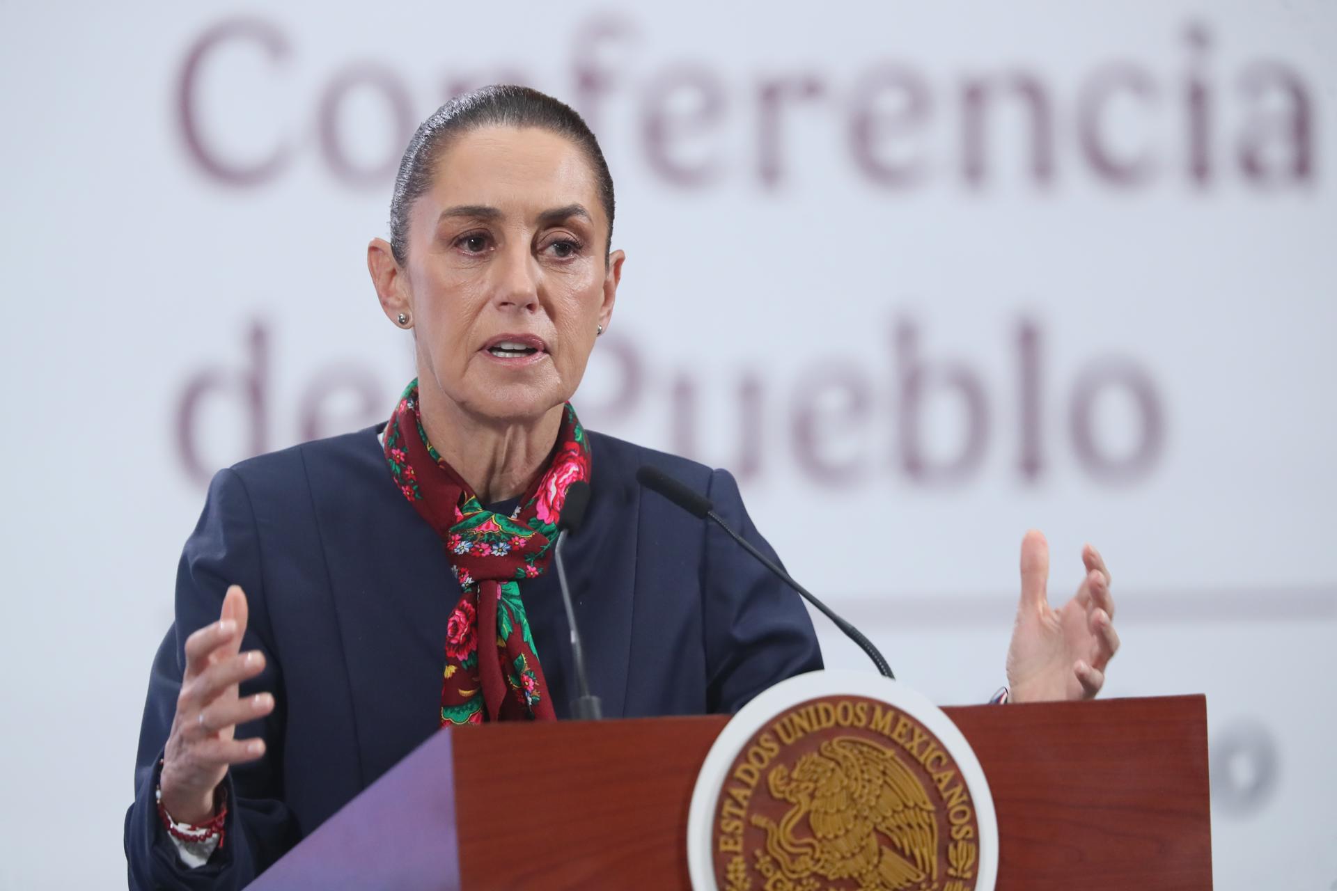 La presidenta de México, Claudia Sheinbaum, habla durante una rueda de prensa este martes, en el Palacio Nacional de Ciudad de México (México). EFE/Mario Guzmán