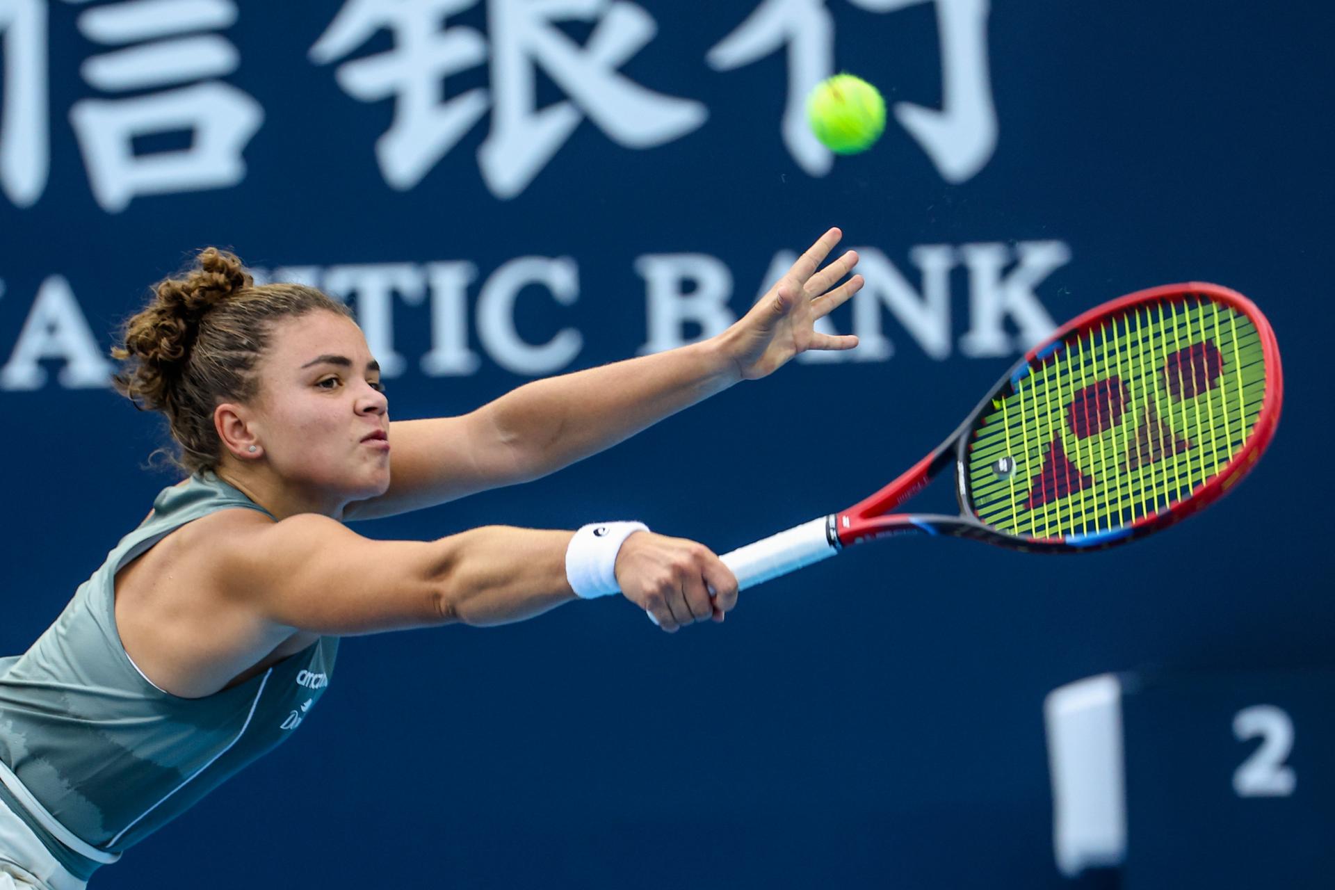 La italiana Jasmine Paolini, sexta cabeza de serie del Abierto de China, durante el partido ante la letona Anastasija Sevastova. EFE/EPA/WU HAO