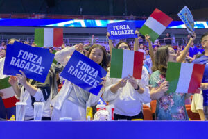 La inconmensurable Jasmine Paolini le dio a la selección italiana un soplo de aire fresco tras conseguir una gran remontada ante la ucraniana Elina Svitolina por 3-6, 6-4 y 6-4, que manda la eliminatoria al partido de dobles para pelear por un puesto en la final de la Copa Billie Jean King. En la imagen, la afición china animando a Italia durante el Jasmine Paolini vs Elina Svitolina. EFE/Claudio Rosa