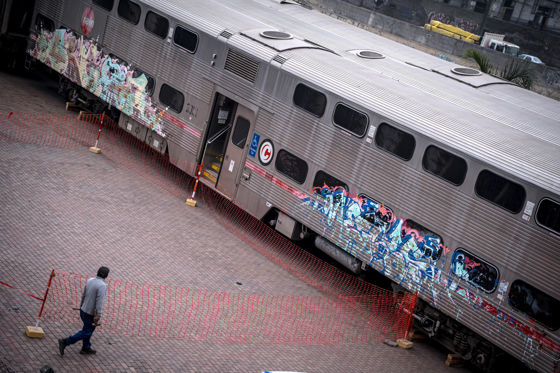 Fotografía de trenes dejados por la empresa estadounidense Caltrain en el Parque de la Muralla este lunes, en Lima (Perú). EFE/ John Reyes Mejia