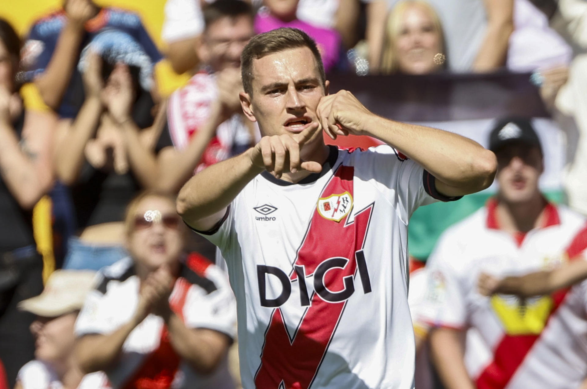 El centrocampista del Rayo Vallecano celebra el 1-1 conseguido ante el Celta, durante el partido de LaLiga disputado en el estadio de Vallecas, Madrid, este domingo. EFE/Sergio Pérez
