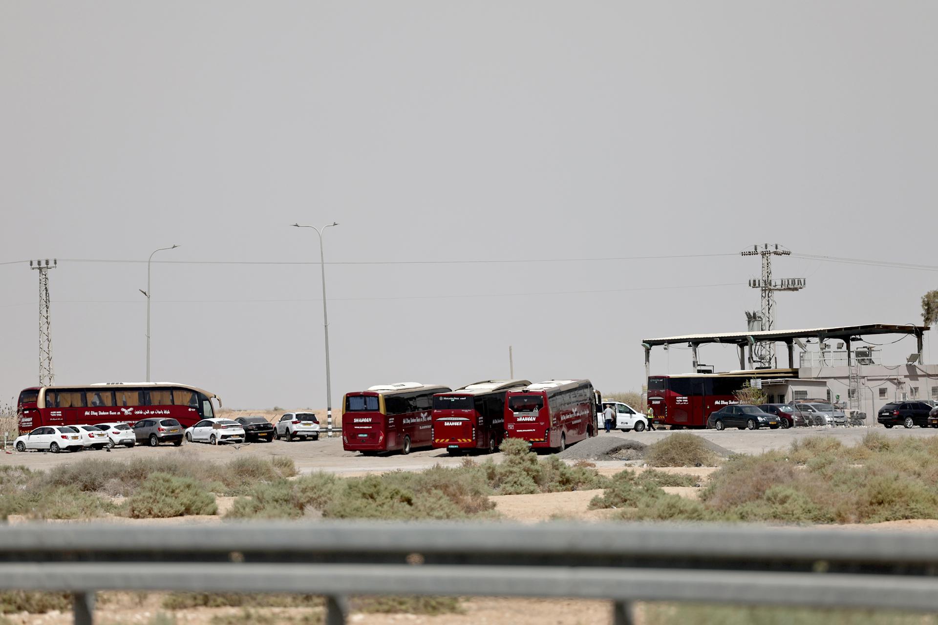 Allenby, 23 sep (EFE).- Israel mantendrá cerrado en ambas direcciones el cruce fronterizo de Allenby, el único que conecta Cisjordania con Jordania, desde el miércoles "hasta nuevo aviso", anunció este martes el jefe de la Autoridad General de Fronteras y Cruces palestina, Nazmi Muhanna. EFE/EPA/ATEF SAFADI
