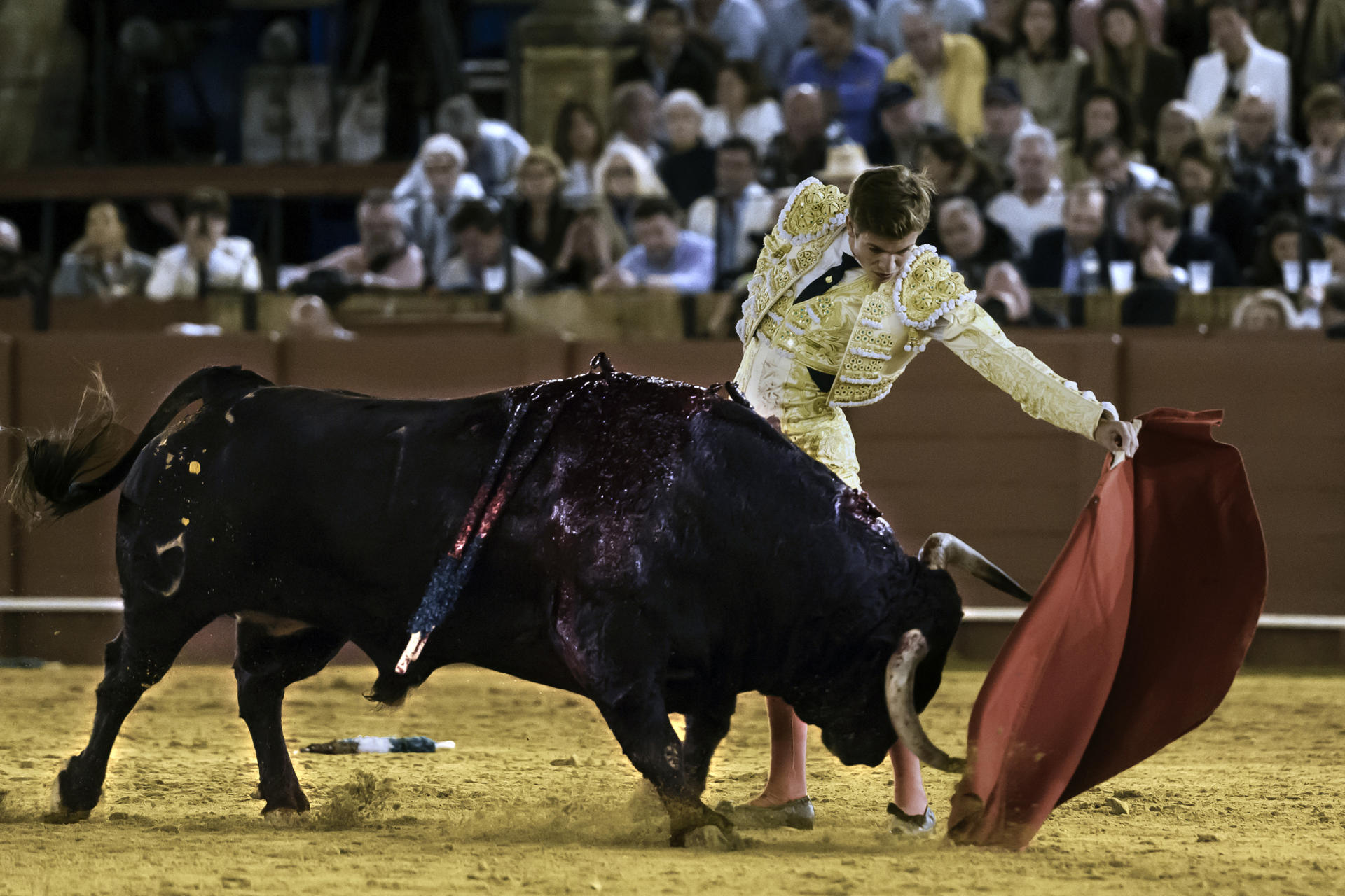 El diestro Javier Zuloeta con su segundo toro en la corrida de la Feria de San Miguel que se ha celebrado en la Plaza de Toros de La Maestranza de Sevilla. EFE/ Raúl Caro