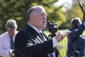 El zar de la frontera de EE.UU., Tom Homan, al atender a la prensa, este martes 9 de septiembre, en los jardines de la Casa Blanca, en Washington DC (EE.UU.). EFE/Jim Lo Scalzo