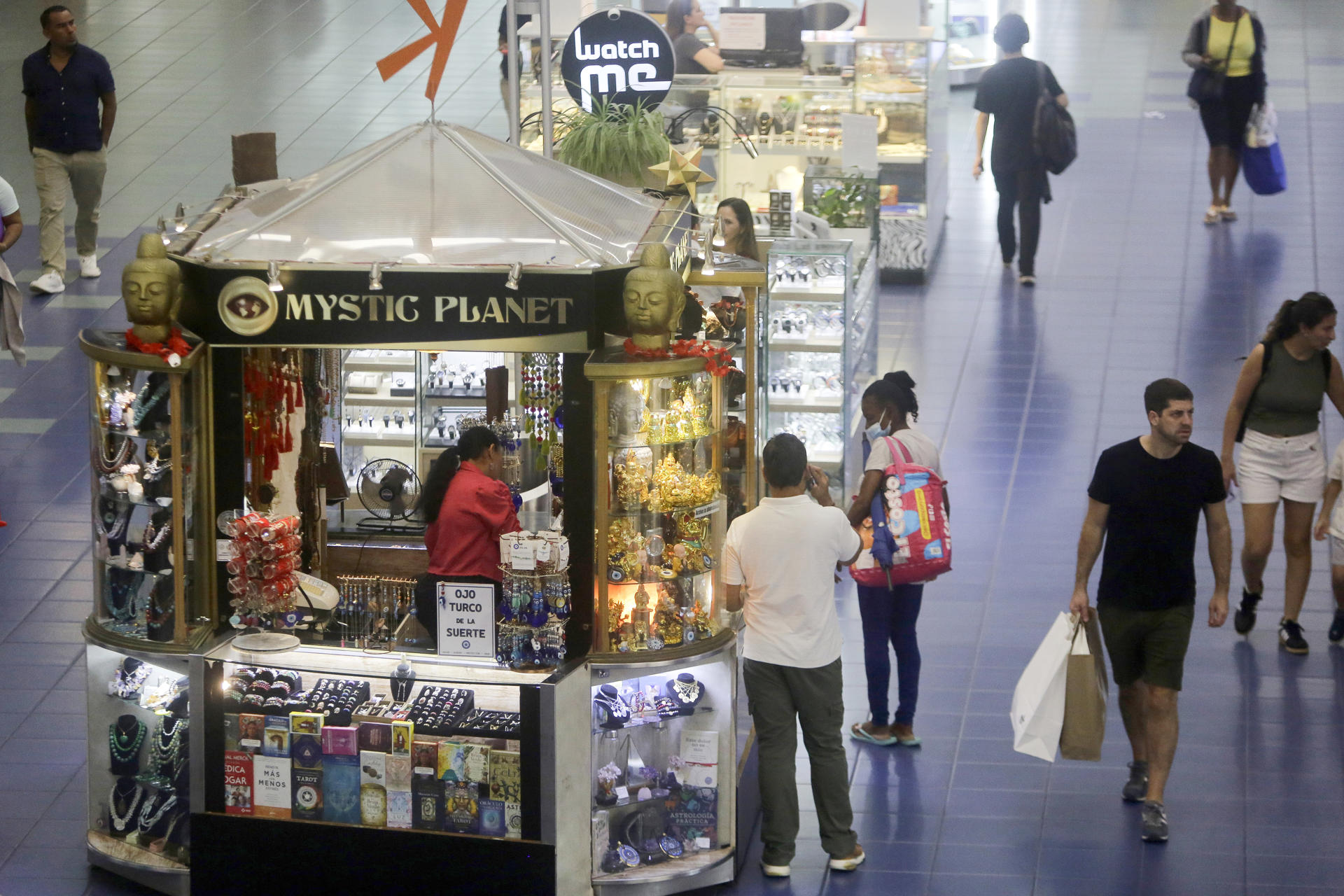 Foto de archivo que muestra a personas caminando en un establecimiento comercial en Ciudad de Panamá (Panamá). EFE/ Carlos Lemos