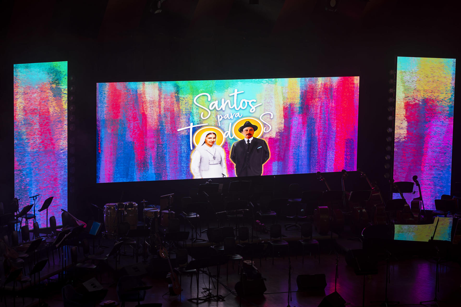Imagen del médico laico José Gregorio Hernández y la religiosa Carmen Rendiles (pantalla) durante un concierto este domingo, en Caracas (Venezuela). EFE/ Miguel Gutiérrez
