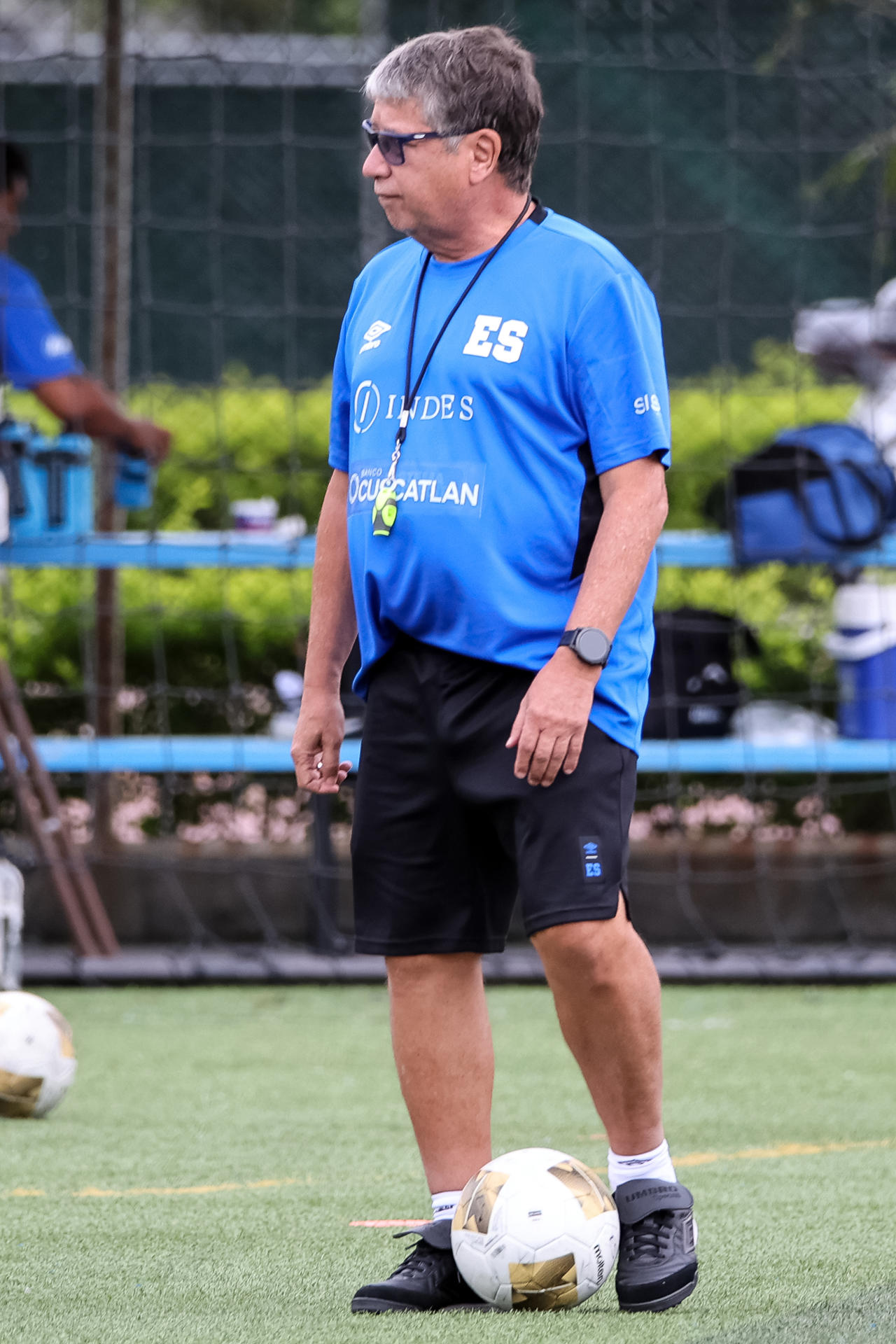 El seleccionador de El Salvador, el colombiano Hernán Darío 'Bolillo' Gómez (c), participa en un entrenamiento este martes, en Futeca Cayalá, en Ciudad de Guatemala. EFE/ Fernando Ruiz