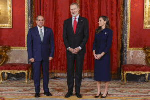 Imagen de archivo de los reyes Felipe VI y Letizia junto al presidente de Egipto, Abdelfatah al Sisi, durante la visita a España del mandatario egipcio. EFE/ JJ. Guillén