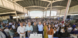 El presidente nacional del PP, Alberto Núñez Feijóo (3d), y el presidente de la Junta de Andalucía y de los populares andaluces, Juanma Moreno (3i), participan en el acto de inicio de curso político del PP andaluz en Alhaurín el Grande, Málaga. EFE/PP/Tarek/ SOLO USO EDITORIAL/SOLO DISPONIBLE PARA ILUSTRAR LA NOTICIA QUE ACOMPAÑA (CRÉDITO OBLIGATORIO)