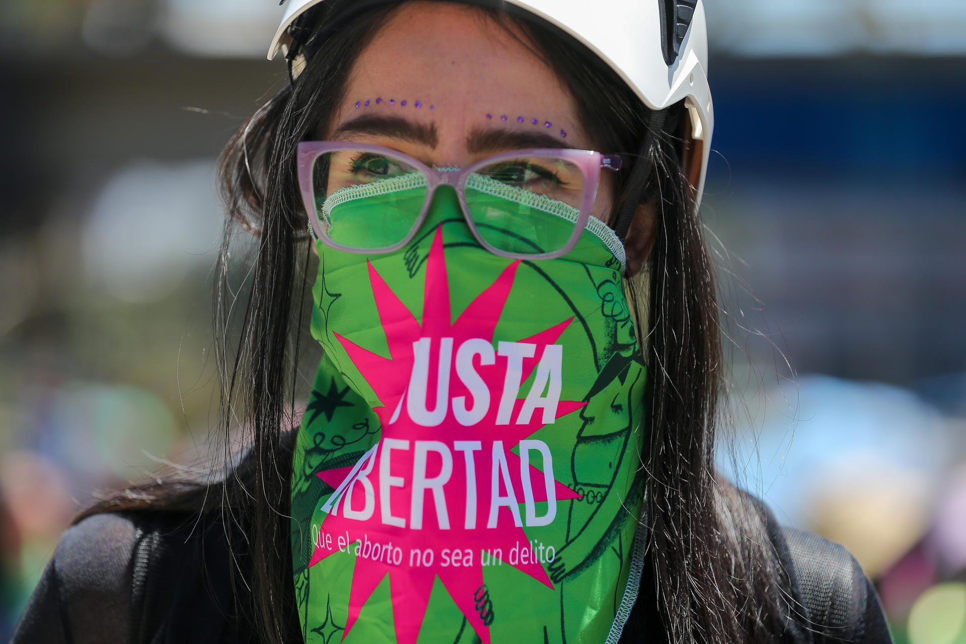 Una persona participa en una manifestación este domingo, en Quito (Ecuador). EFE/ José Jácome
