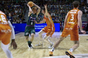 El base de Unicaja, Alberto Díaz (i), con el balón ante el defensor de Valencia Basquet durante el encuentro correspondiente a la primera semifinal de la Supercopa que disputaron en el pabellón Martín Carpena, en Málaga. EFE / Jorge Zapata.