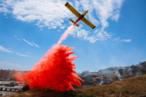 Una avioneta durante las labores de extinción del incendio en el Monte Coronado, este lunes en Málaga.EFE/Jorge Zapata
