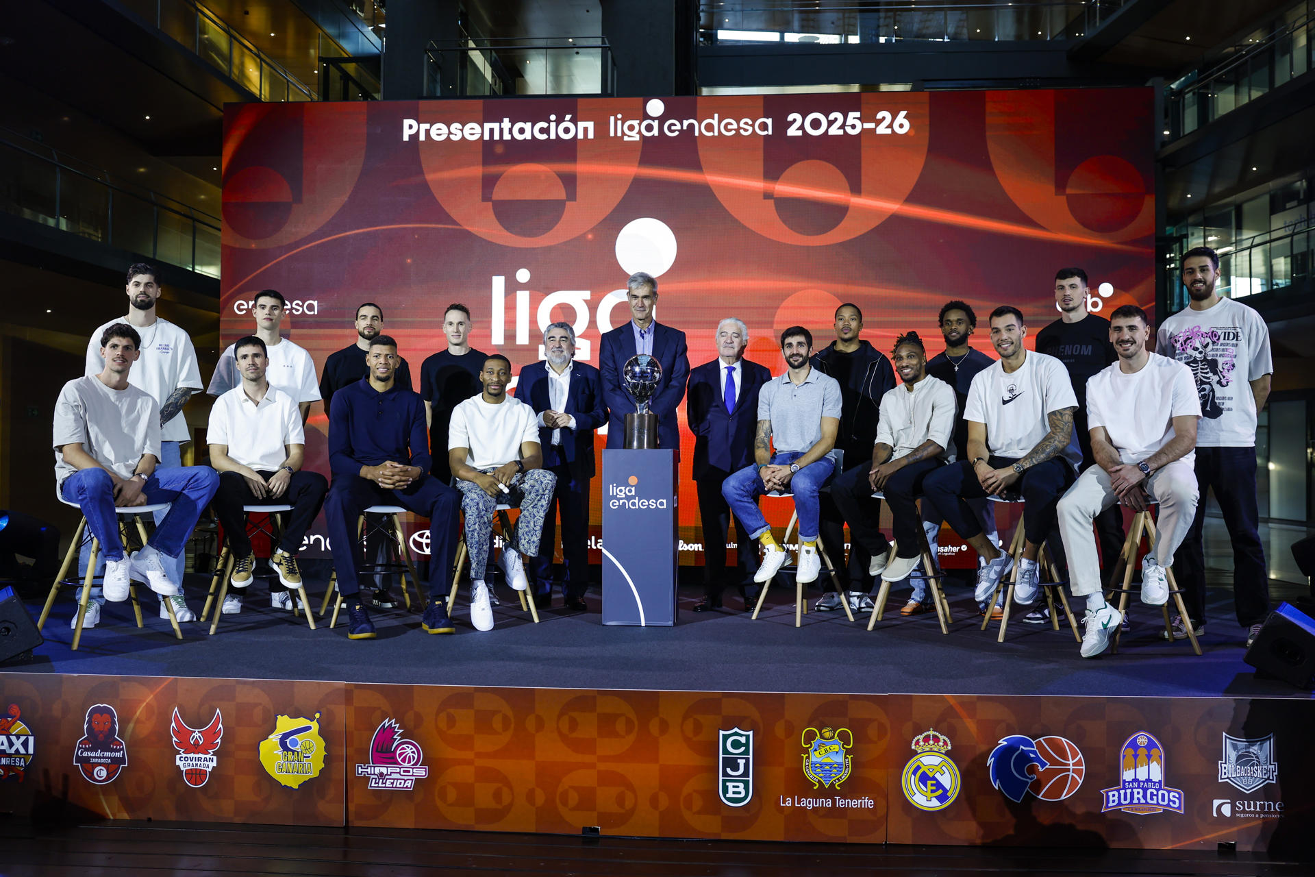 El presidente de la Asociación de Clubes de Baloncesto (ACB), Antonio Martín (c), junto a jugadores y autoridades posan este martes, durante la fiesta de presentación de la Liga Endesa 2025-26, en Madrid. EFE/ Juanjo Martín