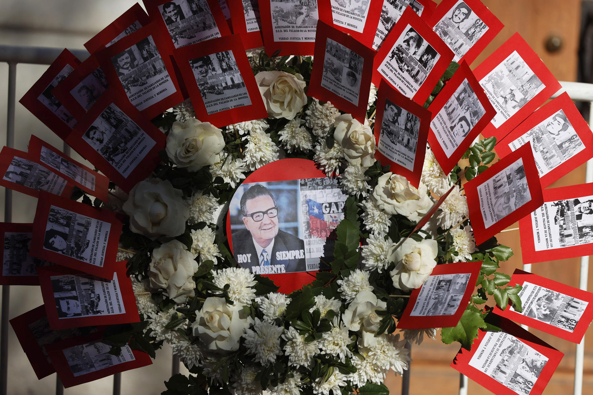 Fotografía de un arreglo floral con la imagen del expresidente de Chile Salvador Allende, durante la conmemoración de los 52 años del golpe de Estado este 11 de septiembre de 2025, frente al Palacio de La Moneda, en Santiago (Chile). EFE/ Elvis González
