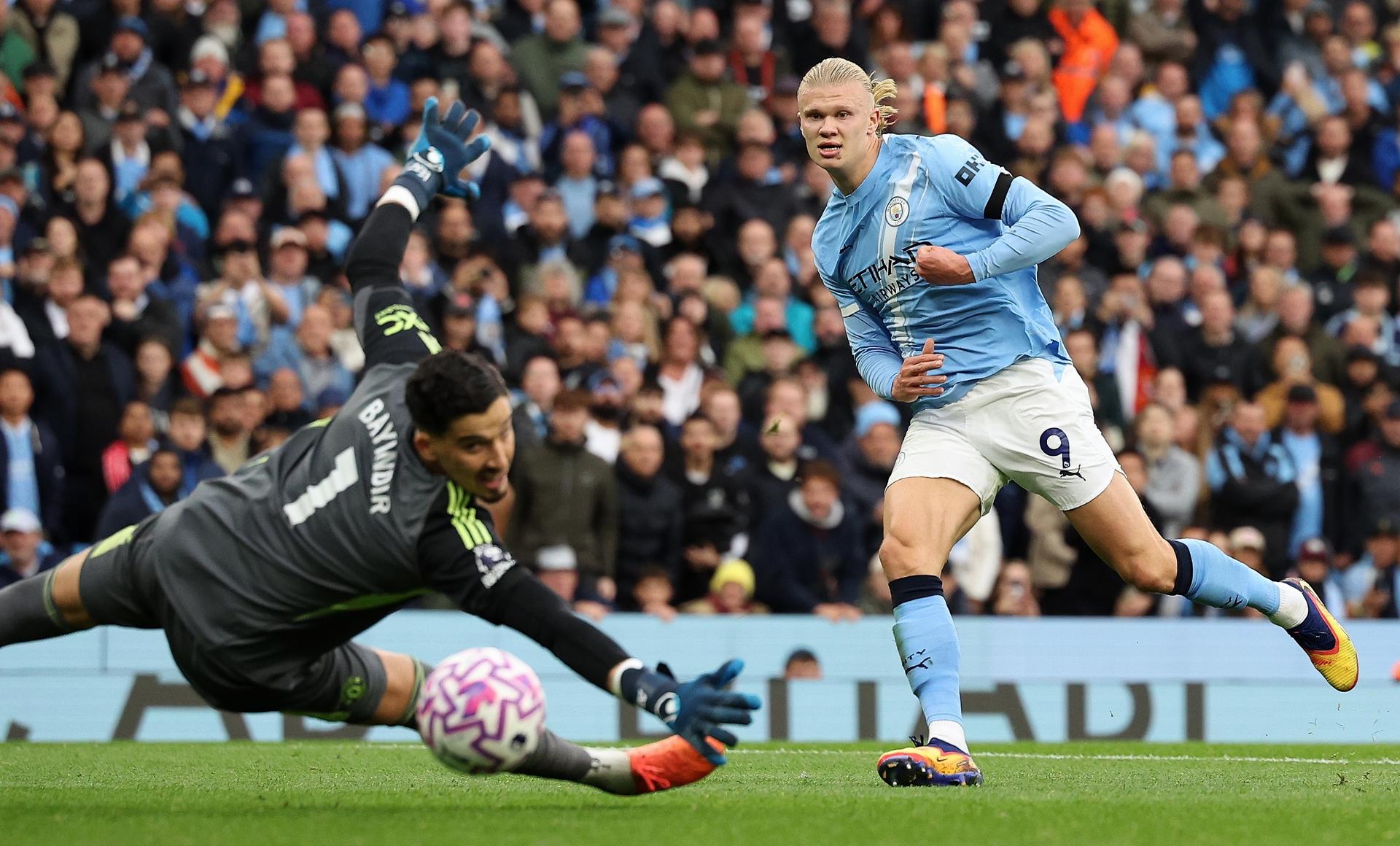 El jugador del Manchester City Erling Haaland (C) logra el 3-0 durante el partido de la Premier League que han jugado Manchester City y Manchester United, en Manchester, Reino Unido. EFE/EPA/ADAM VAUGHAN
