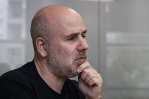 El escritor español Javier Peña habla durante una entrevista con EFE este viernes, en la Ciudad de México (México). EFE/José Méndez