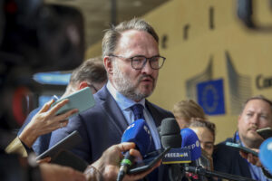 El comisario europeo de Energía, Dan Jorgensen, hace declaraciones a la prensa tras reunirse con el secretario de Estado de Energía de EE.UU., Chris Wright, este jueves. EFE/Pablo Garrigós