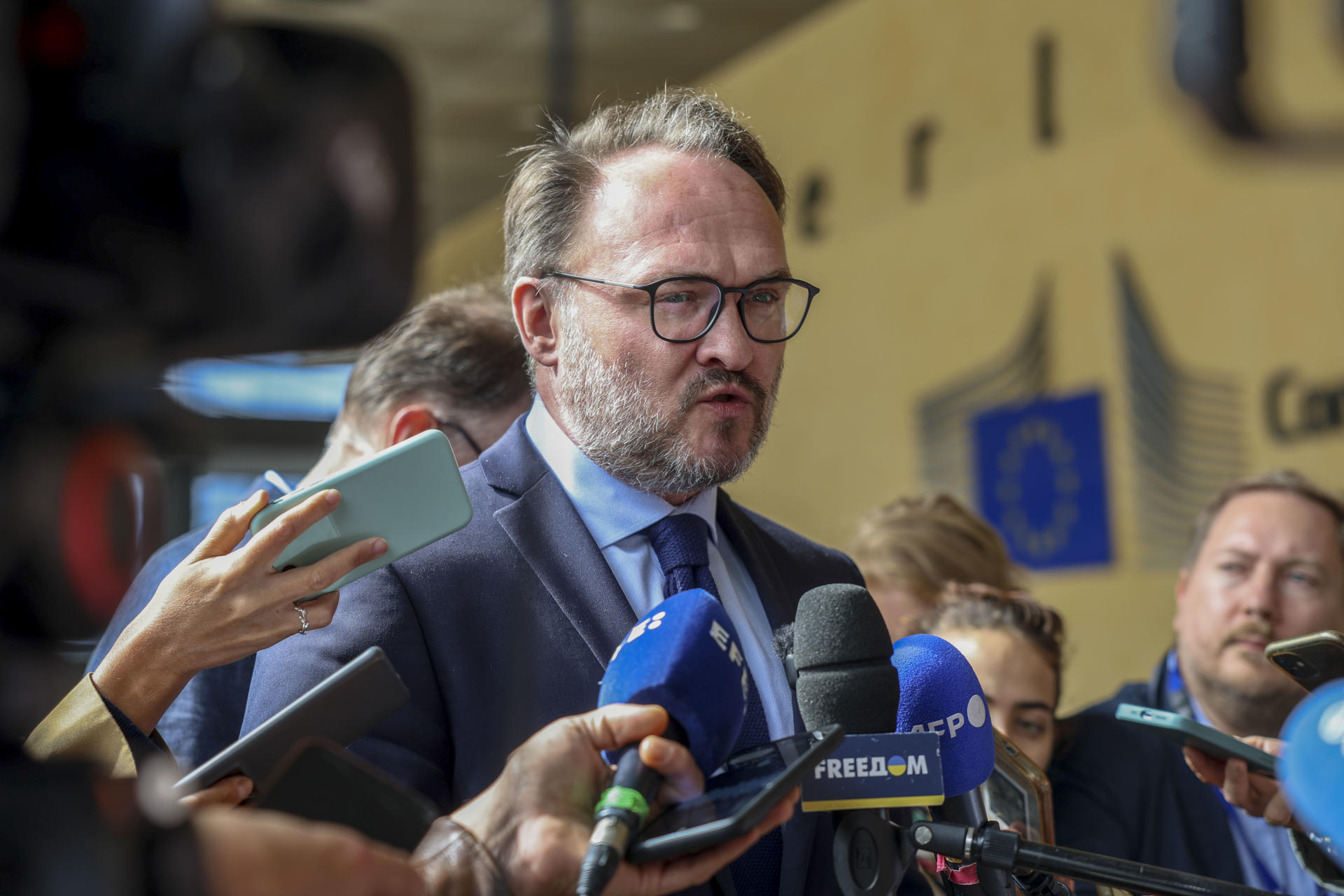 El comisario europeo de Energía, Dan Jorgensen, hace declaraciones a la prensa tras reunirse con el secretario de Estado de Energía de EE.UU., Chris Wright, este jueves. EFE/Pablo Garrigós