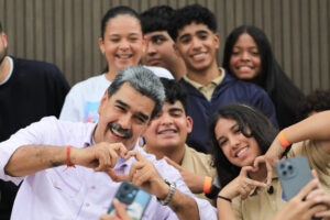Fotografía cedida por Prensa del Palacio de Miraflores del presidente de Venezuela, Nicolás Maduro, posando con algunos jóvenes en un acto de inicio del periodo Escolar 2025-2026 este lunes, en Caracas (Venezuela). EFE/ Zurimar Campos / Palacio Miraflores /