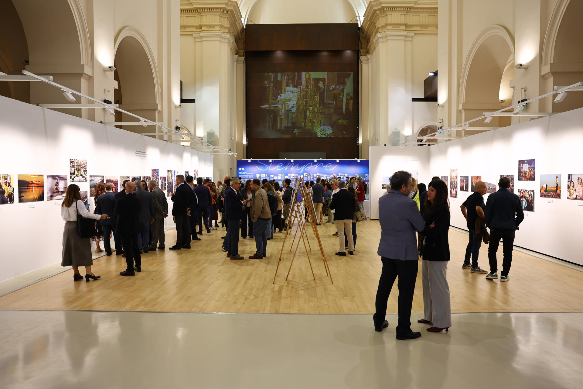 La Agencia EFE de Castilla-La Mancha conmemora los 40 años de su apertura con la inauguración de la exposición 'Momentos icónicos de nuestra historia reciente', que puede visitarse en el Centro Cultural San Marcos de Toledo desde este lunes hasta el 12 de octubre, y que repasa estas cuatro décadas a través de 40 fotografías. La exposición refleja los elementos más distintivos de Castilla-La Mancha, sus costumbres y tradiciones, su historia, su patrimonio cultural y natural, acontecimientos y sucesos que han quedado en la memoria colectiva de la región, su presente y su proyección de futuro. EFE/ Ismael Herrero