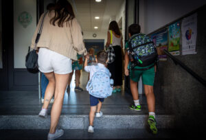 Varios alumnos a su llegada al primer día de colegio en el inicio del curso escolar 2025/2026. EFE/ Jero Morales