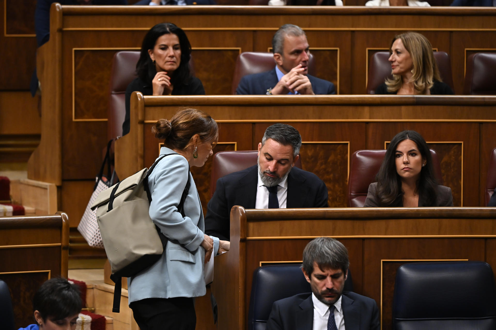La ministra de Sanidad, Mónica García (i). se acerca al escaño de Abascal durante la primera sesión de control del nuevo período de sesiones este miércoles en el Congreso de los Diputados en Madrid. EFE/ Fernando Villar