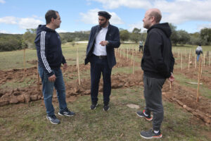 Los integrantes del grupo Nuevas Generaciones del Congreso Judío Latinoamericano Mikael Yussim (d) y Alberto Wakrat (i) hablan junto al presidente de la Comunidad Musulmana Ahmadía en Uruguay, Yousaf Khan (c), este domingo en Villa Serrana (Uruguay). EFE/ Gastón Britos