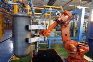 En la imagen de archivo, un robot trabaja con un interacumulador en una cadena de producción. EFE/Luis Tejido