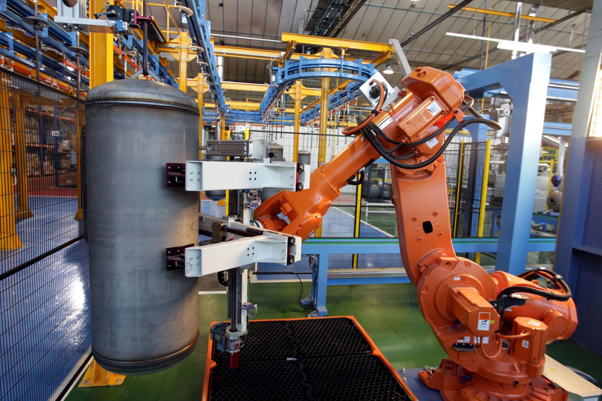 En la imagen de archivo, un robot trabaja con un interacumulador en una cadena de producción. EFE/Luis Tejido