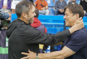 El entrenador del Sevilla FC, el argentino Matías Almeyda (d), saluda al entrenador del Deportivo Alavés, su compatriota Eduardo Coudet (i), antes del partido de la quinta jornada de LaLiga EA Sports, disputado este fin de semana en el estadio de Mendizorroza, en Vitoria. EFE/L. Rico