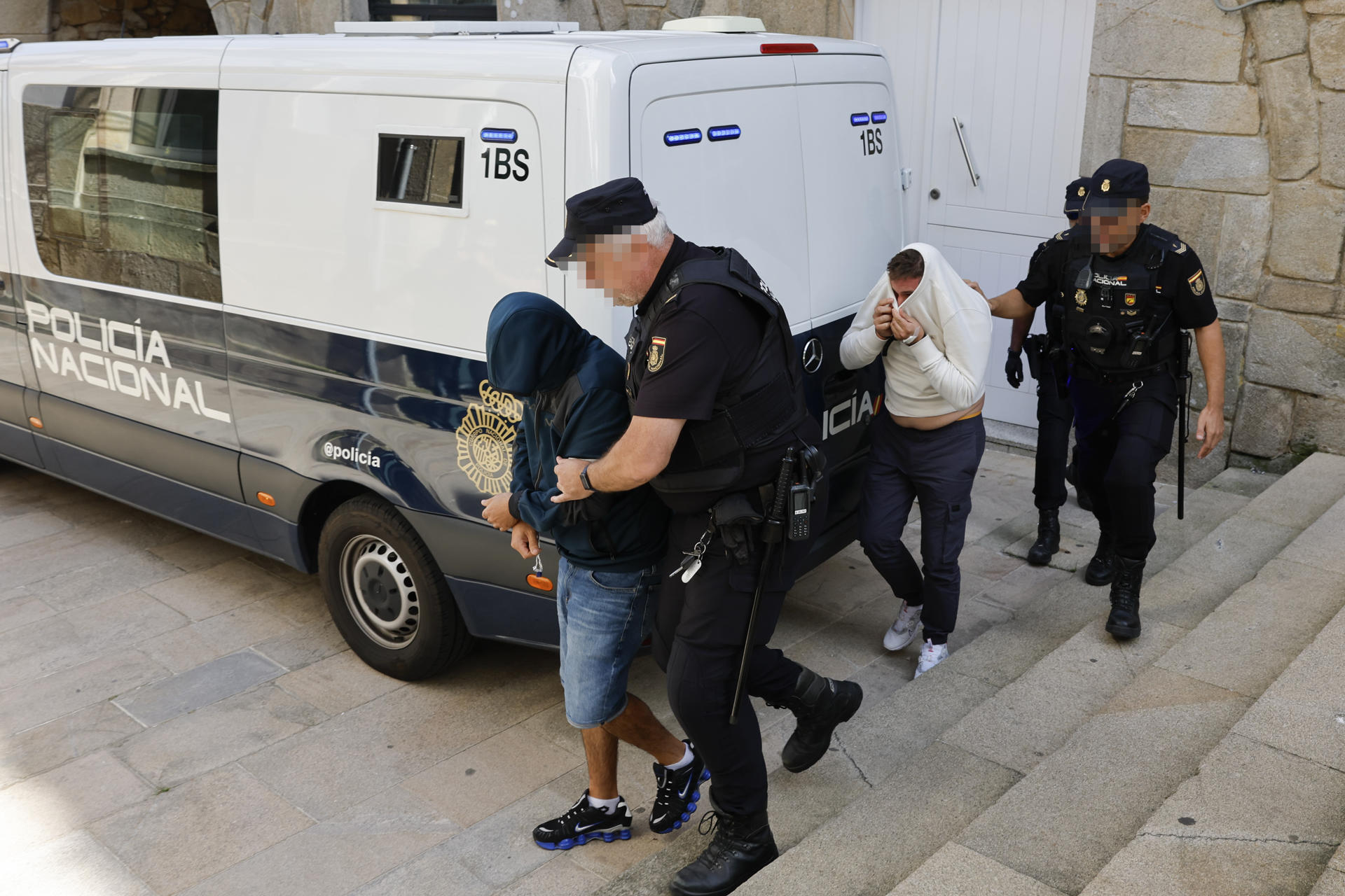 Los once detenidos por el alijo de 3.500 kilos de cocaína en A Pobra do Caramiñal (A Coruña), que llegó a las costas gallegas en el interior de un narcosubmarino, han pasado a disposición judicial este viernes en Muros. Los once detenidos han llegado a los juzgados de la localidad coruñesa de Muros cerca de las 12:30 horas para prestar declaración ante el titular del juzgado de instrucción número uno de Muros (A Coruña), que ha decretado secreto de sumario. EFE/ Lavandeira Jr