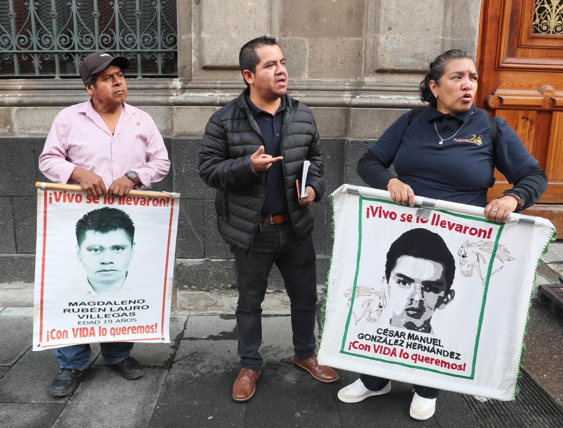El abogado Isidoro Vicario (c), acompañados de los padres de los 43 de Ayotzinapa a su salida del Palacio Nacional tras una reunión con la presidenta de México, Claudia Sheinbaum este jueves en Ciudad de México (México). EFE/Mario Guzmán