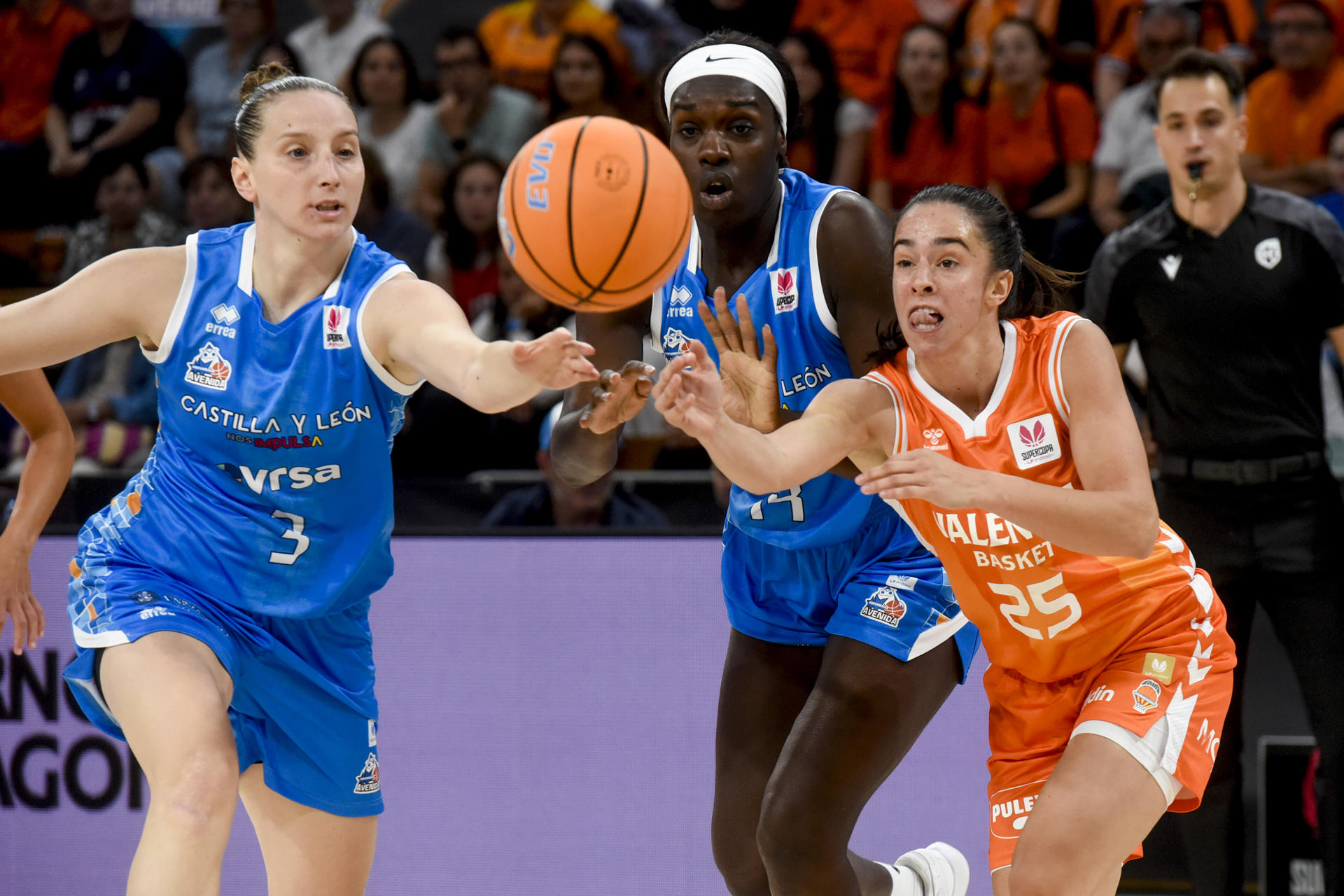 La base italiana del Perfumerías Avenida Laura Spreafico (i) en acción ante la base del Valencia Marija Lekovic (d) este sábado, durante el partido de semifinal de la Supercopa de España, entre el Perfumerías Avenida y el Valencia Basket femenino, en Huesca. EFE/ Javier Blasco