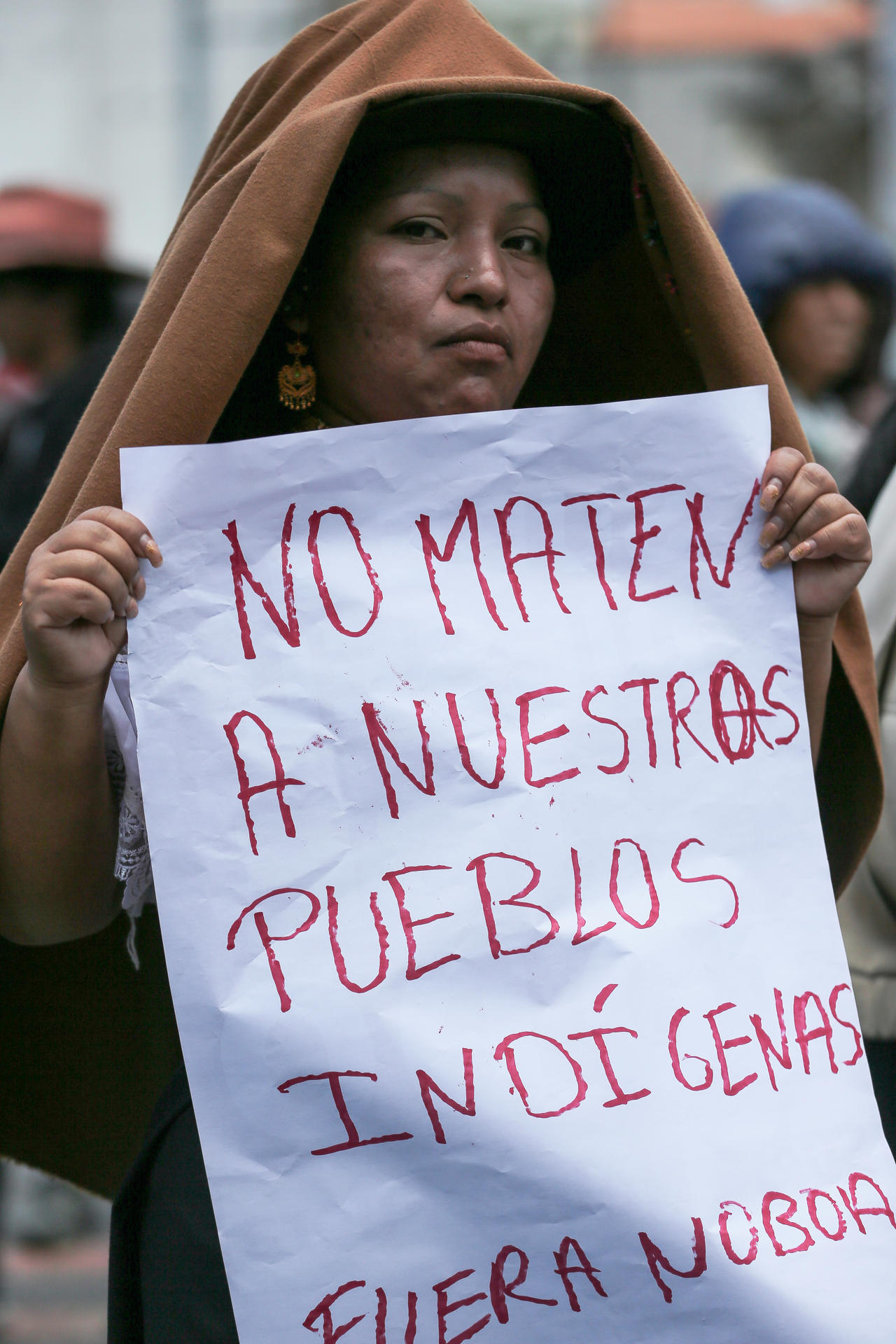 Una persona participa en una manifestación este domingo, en Quito (Ecuador). EFE/ José Jácome