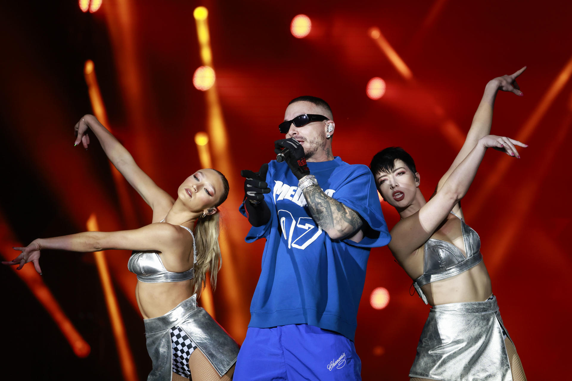 El cantante colombiano J Balvin durante su presentación este domingo, en el festival de música 'The Town' en Sao Paulo (Brasil). EFE/ Sebastião Moreira