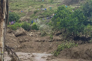 Imágenes publicadas por el Portavoz oficial de la Coordinación General para Desplazados y Refugiados de Jebel Marra en Facebook que muestran el deslizamiento que ha dejado más de mil muertos en estas montañas de Darfur. El Gobernador de la región sudanesa de Darfur, Minni Arko Minawi, pidió este martes "ayuda internacional urgente" tras la muerte de alrededor de mil personas en un deslizamiento de tierra que sepultó una aldea en esa región del oeste del país africano. EFE/ Portavoz Oficial De La Coordinación General Para Desplazados Y Refugiados De Jebel Marra Via Facebook SOLO USO EDITORIAL/SOLO DISPONIBLE PARA ILUSTRAR LA NOTICIA QUE ACOMPAÑA (CRÉDITO OBLIGATORIO)