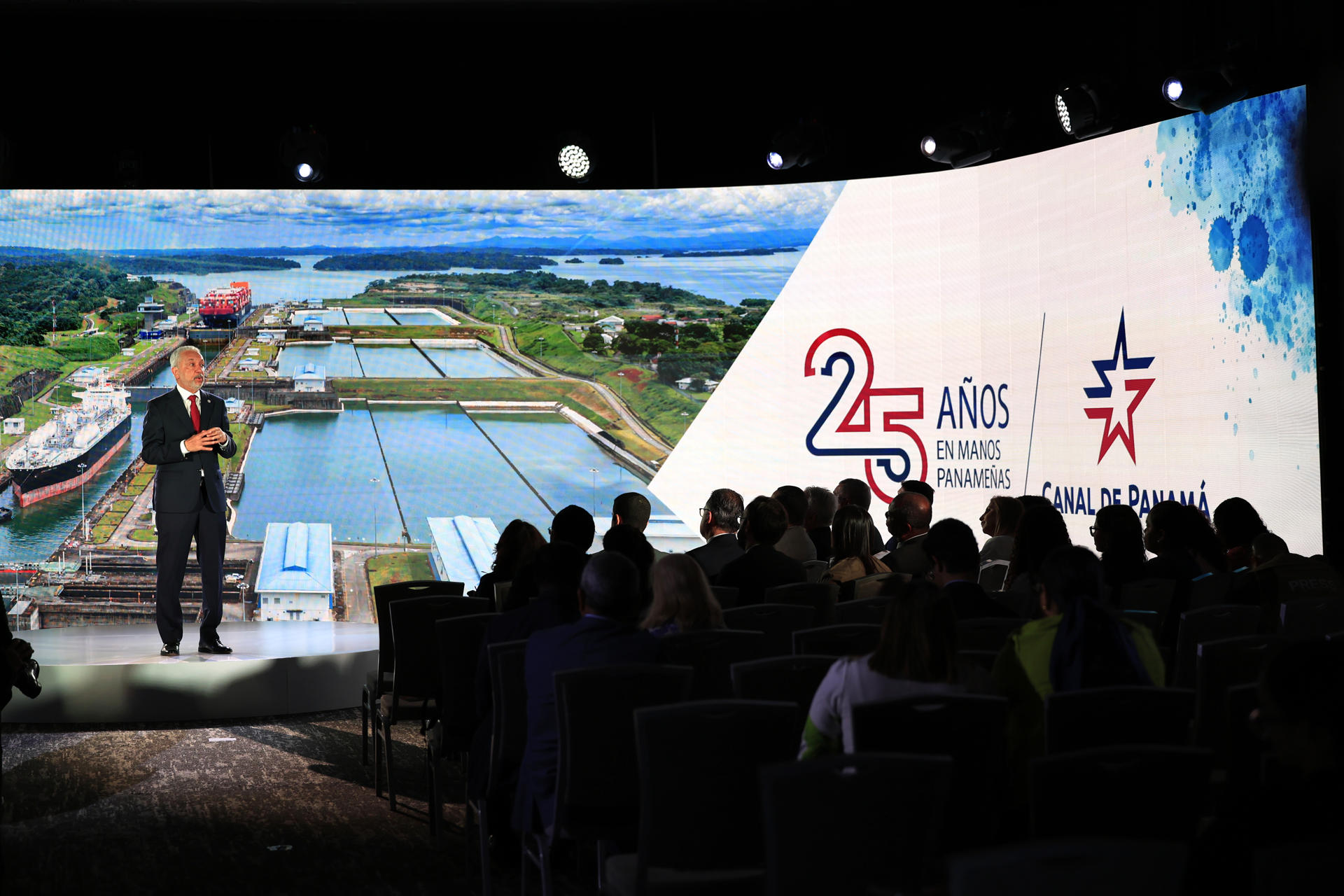 AME106. CIUDAD DE PANAMÁ (PANAMÁ), 16/09/2025.- El administrador de la Autoridad del canal de Panamá, Ricaurte Vázquez Morales, habla durante la presentación 'Canal de Panamá: Visión del futuro' este martes, en Ciudad de Panamá (Panamá). EFE/ Bienvenido Velasco