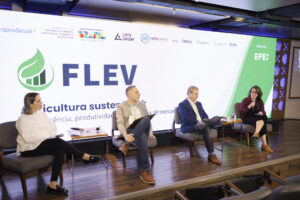De izquierda a derecha, la periodista y fundadora de Flá do Agro, Flávia Macedo, el director ejecutivo de la Asociación Brasileña del Agronegocio, Eduardo Bastos, el secretario ejecutivo del Consorcio Amazonia Legal y enviado especial de la COP30 para los estados amazónicos, Marcello Brito, y la gerente de Políticas Públicas de la ONG Instituto de Manejo y Certificación Forestal y Agrícola (Imaflora), Marina Guyot, participan en el III Foro Latinoamericano de Economía Verde (FLEV) este jueves, en São Paulo (Brasil). EFE/ Isaac Fontana