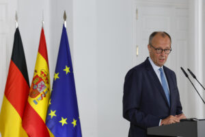El canciller de Alemania, Friedrich Merz, durante una rueda de prensa conjunta ofrecida tras su encuentro con el presidente del Gobierno, Pedro Sánchez, en el Palacio de la Moncloa. EFE/ Zipi
