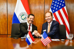 Fotografía cedida por Cámara de Diputados de Paraguay, que muestra a su presidente, Raúl Latorre (i) posando junto al representante de la cámara de Estados Unidos, Vern Buchanan este jueves, en el Palacio Legislativo, en Asunción (Paraguay). EFE/ Cámara de Diputados de Paraguay