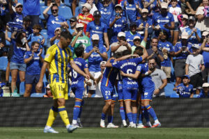 Los jugadores del Getafe celebran tras marcarle un gol al Real Oviedo durante su partido de LaLiga EA Sports disputado este sábado en el Estadio Coliseum de Getafe. EFE/ J.J. Guillén