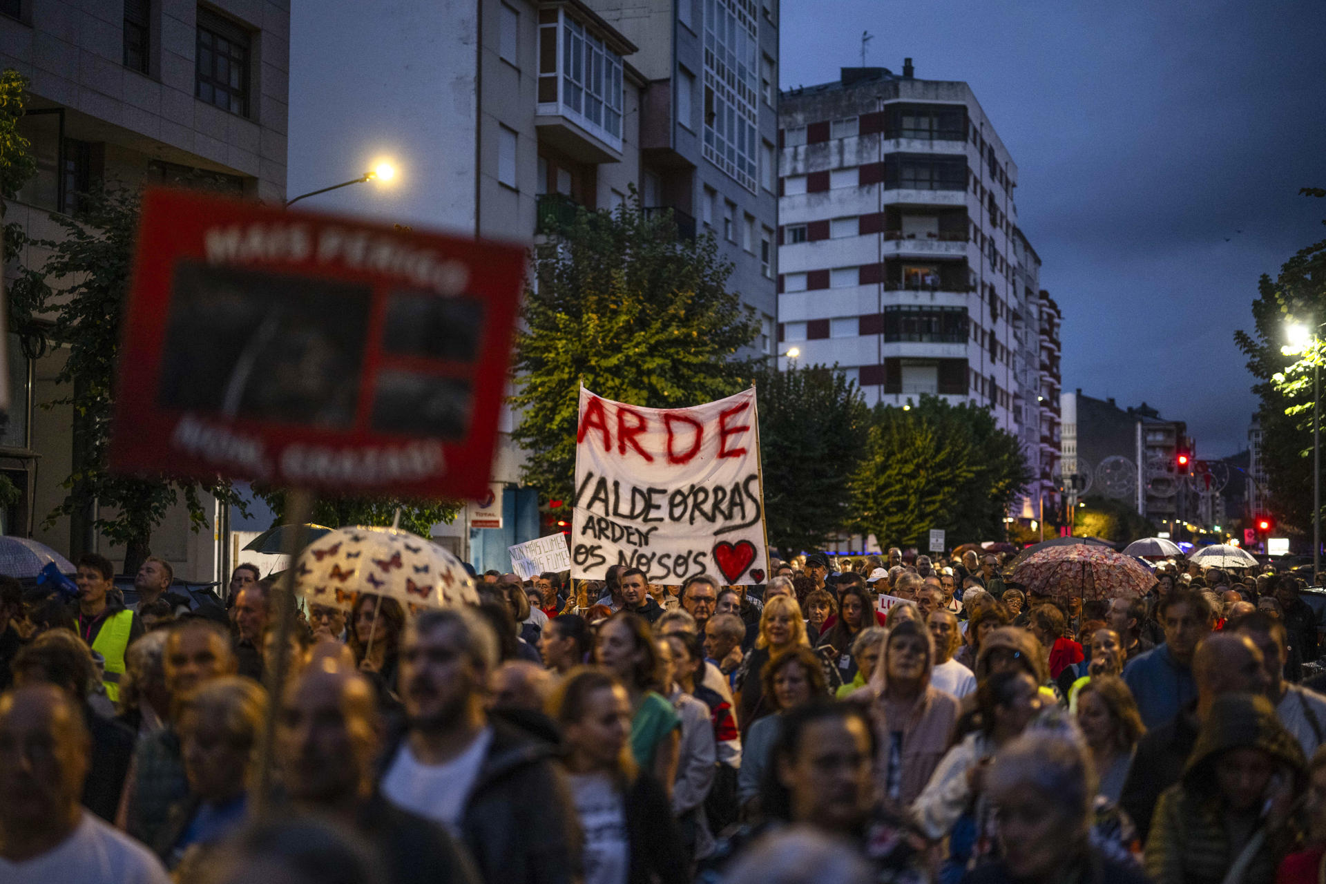 Vecinos de Valdeorras salen a la calle para reclamar respeto y futuro tras los incendios este jueves, en el municipio gallego. EFE/ Brais Lorenzo