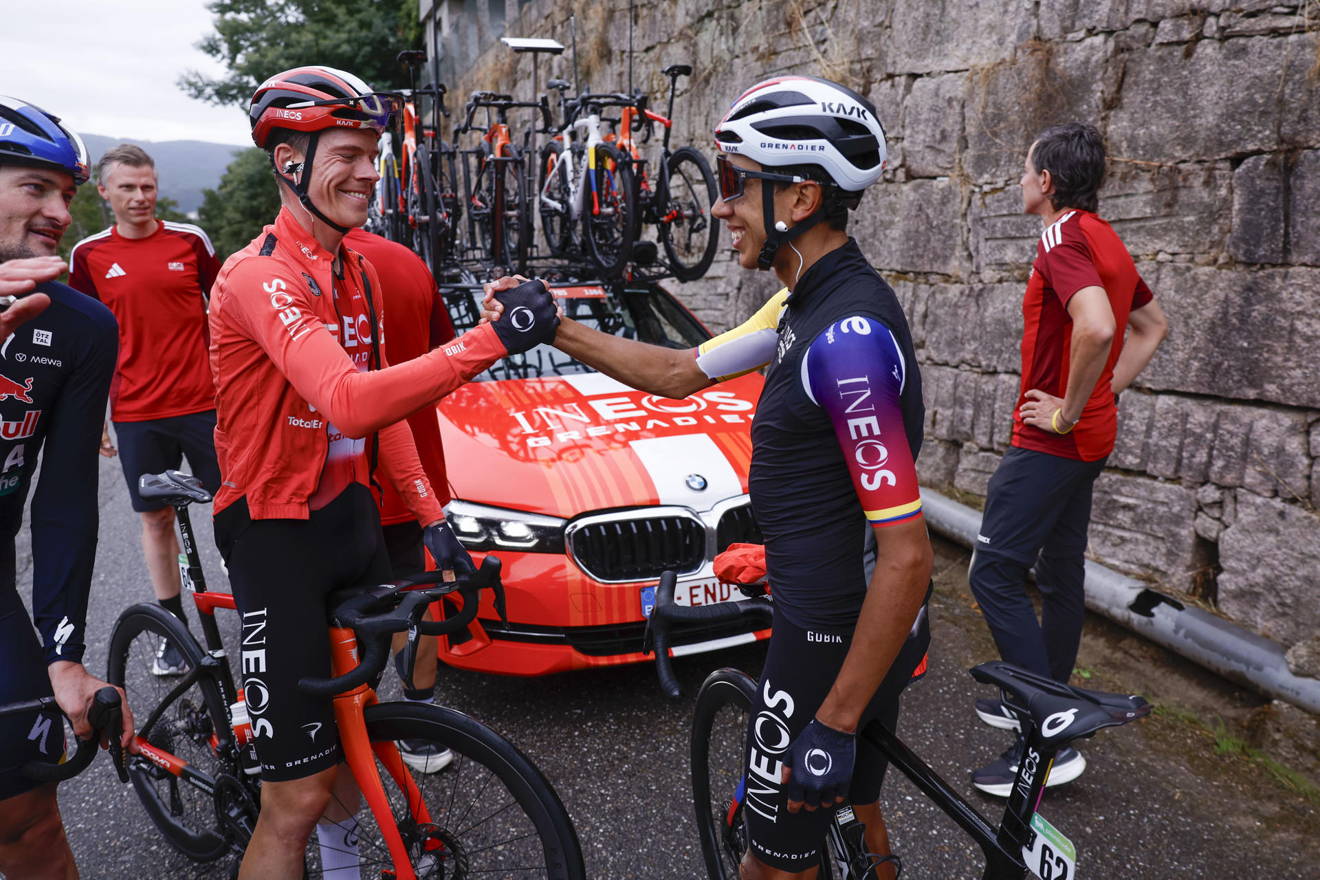 El ciclista colombiano Egan Bernal (c), del INEOS Grenadiers, celebra la victoria en la etapa 16 de la Vuelta Ciclista a España, EFE/ Javier Lizón
