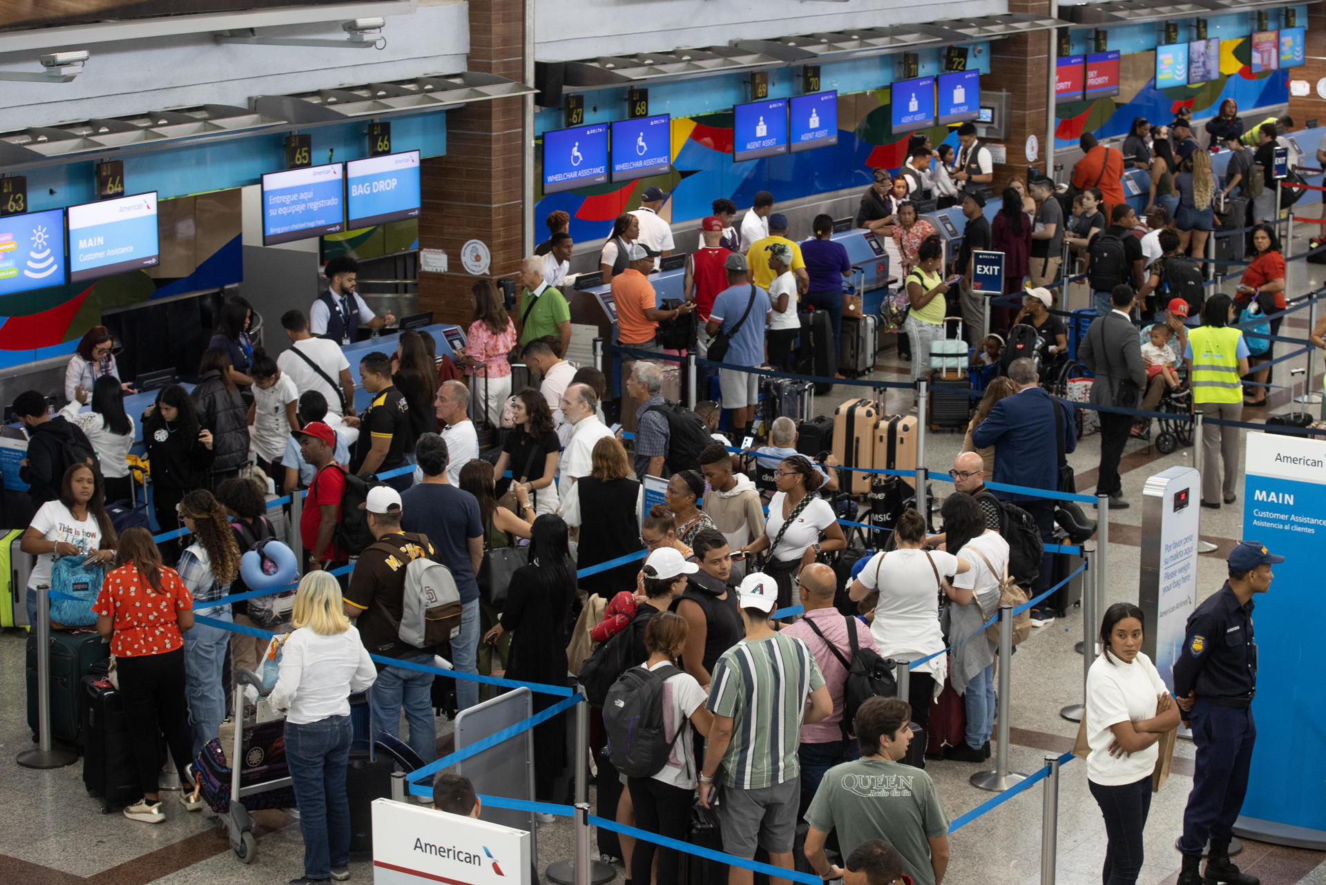 Fotografía de archivo en donde se ven pasajeros en la zona de registro del Aeropuerto Internacional de Las Américas (AILA), en Santo Domingo (República Dominicana). EFE/ Orlando Barría