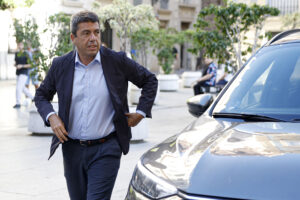 El presidente de la Generalitat, Carlos Mazón, a su llegada este jueves al Palau de la Generalitat donde preside el pleno del Gobierno valenciano que tiene previsto aprobar, entre otros asuntos, el primer pliego en España para construir unas 80 viviendas industrializadas que irán destinadas a personas afectadas por la dana de Torrent y Albal. EFE/Biel Aliño