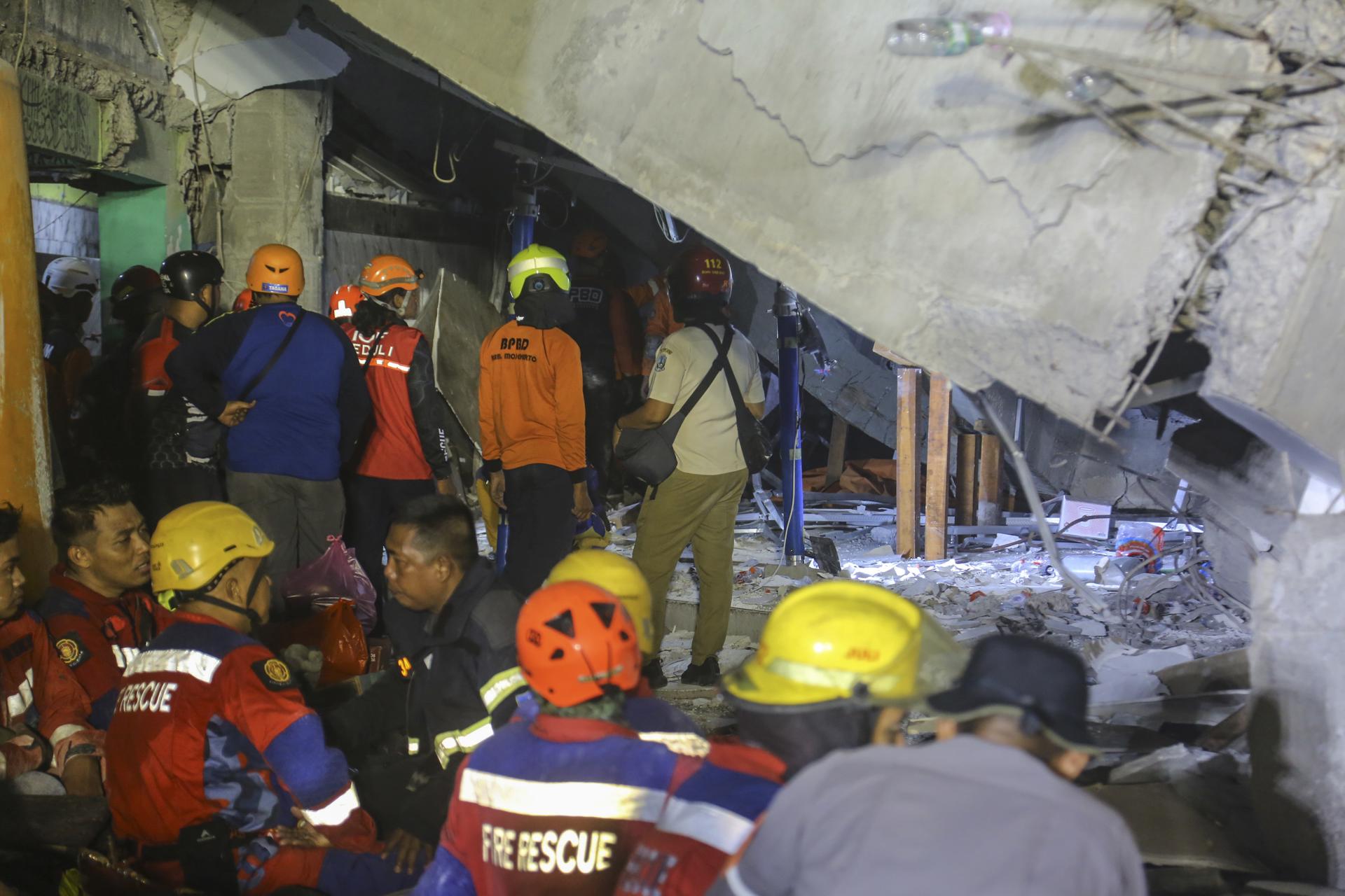 Los equipos de rescate buscan supervivientes en un internado que sufrió un derrumbe en Indonesia. 
EFE/EPA/FULLY HANDOKO

